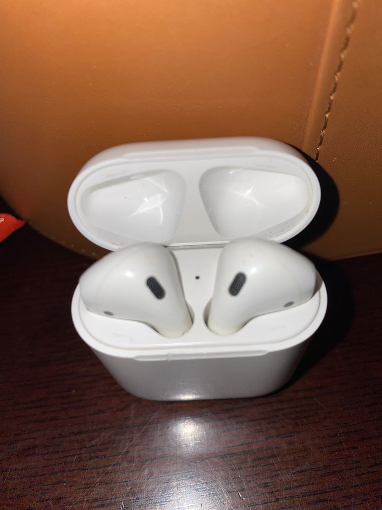 Airpods 2, оригинал.Быстро садятся, но работают, возможно можно почин.