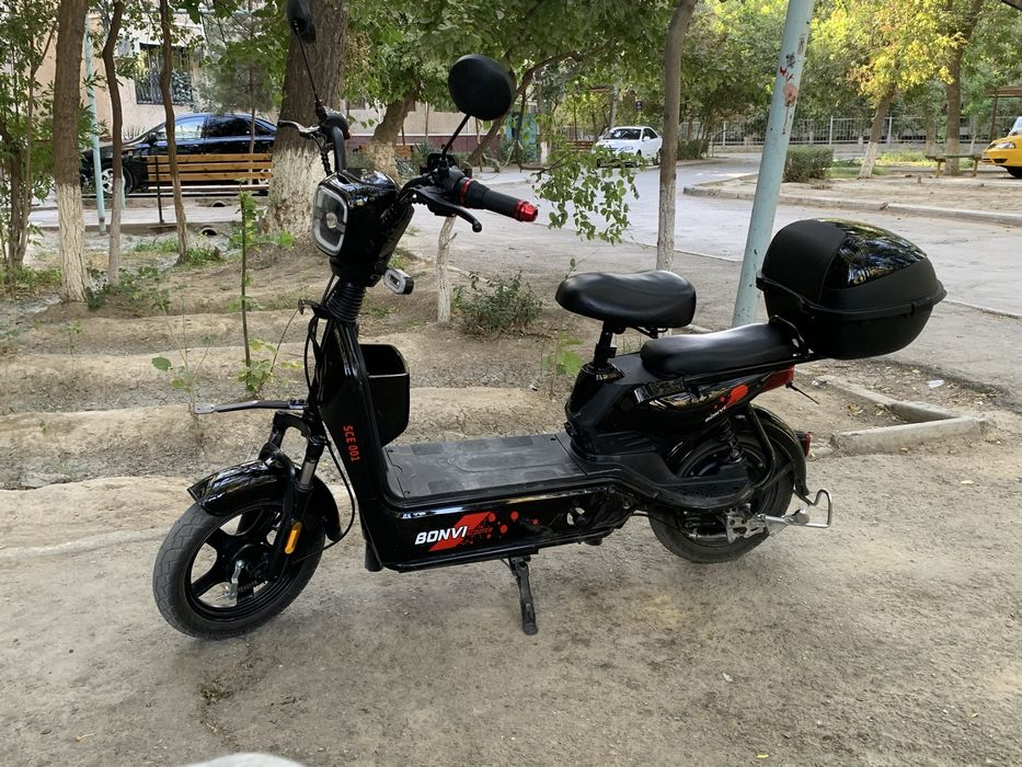 Новый скутер состояние отличное недостатков нету багаж спереди есть