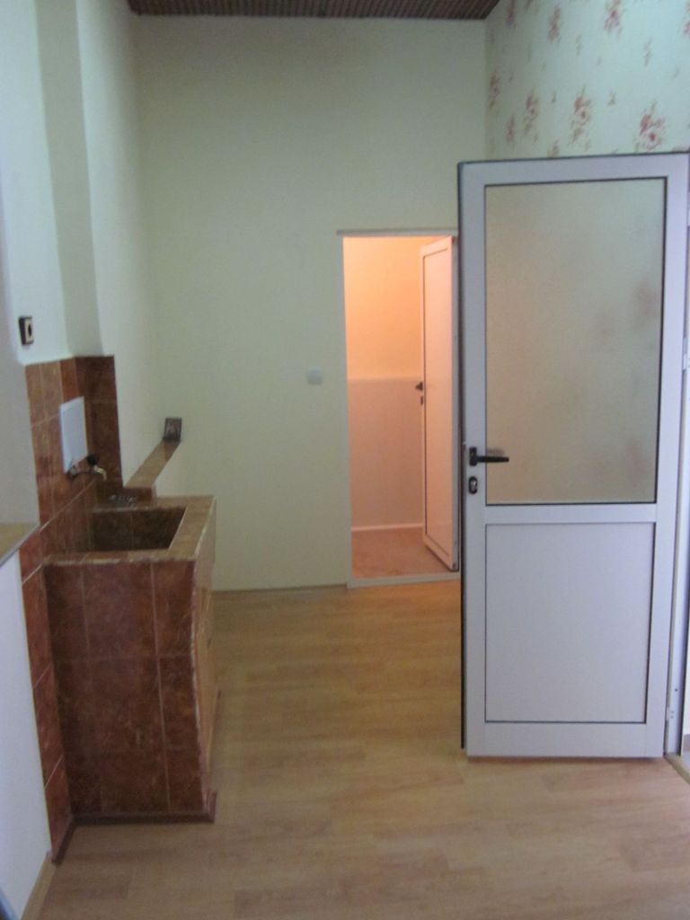 Дава се под наем Гараж / Паркомясто в Велинград - 40 кв.м за 280.5 € - Снимка #4