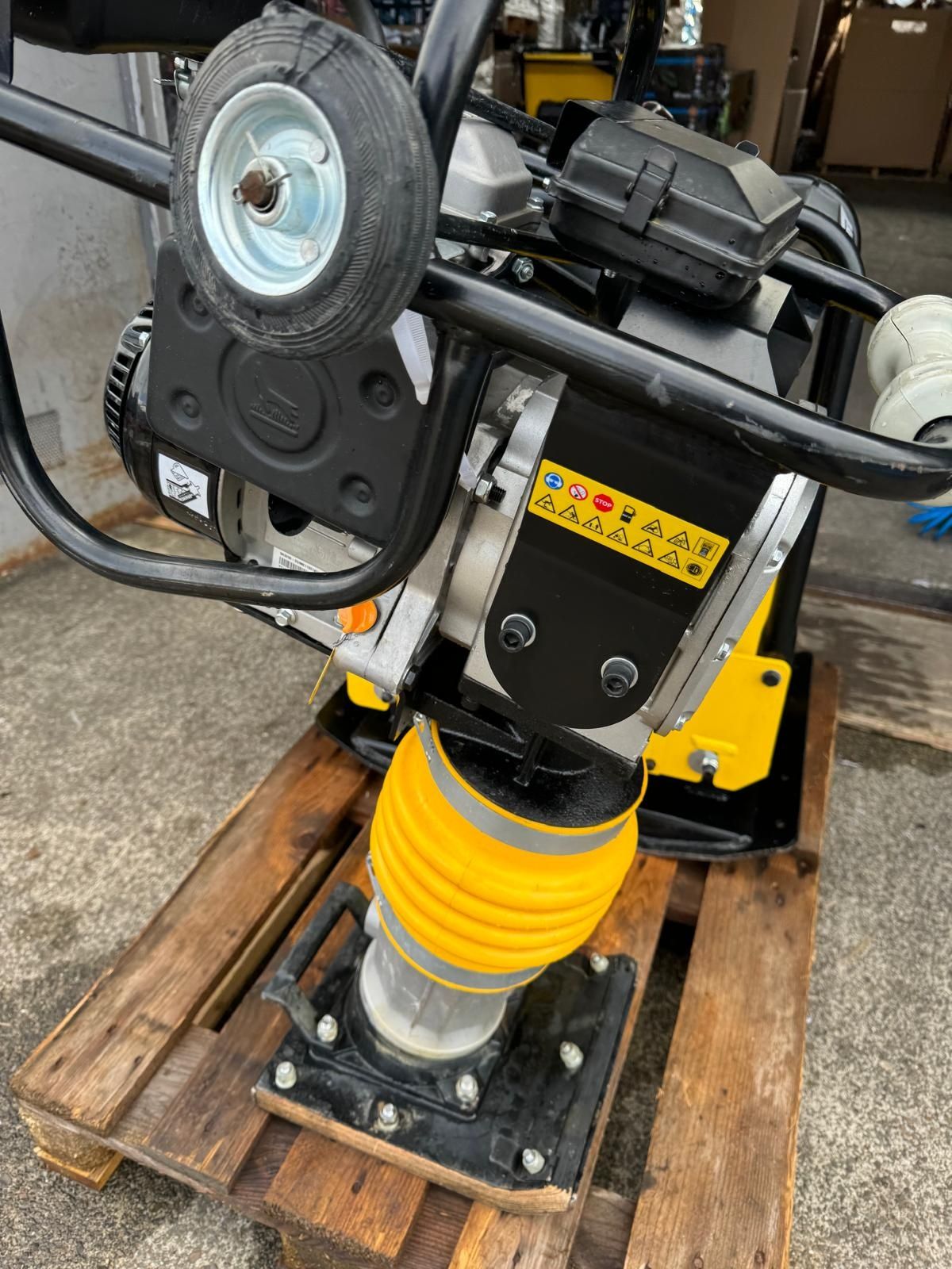 mai compactor cu motor termic 92 kg | 10 kN | 3,2 kW | 4 timpi