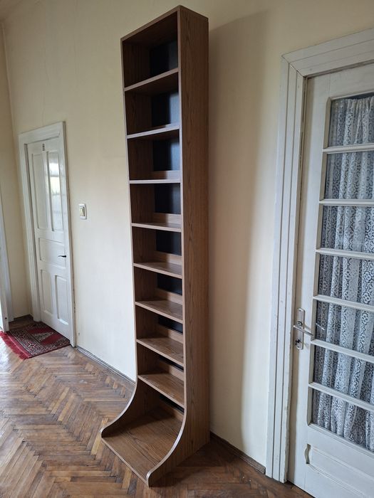 Raft/Bibliotecă Înaltă Asimetrică (Design Curat)