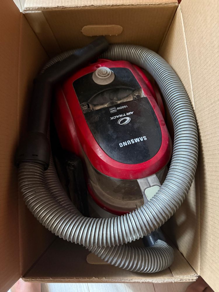 Пылесос 1600W с щеткой работает отлично просто надо чистка и ручка