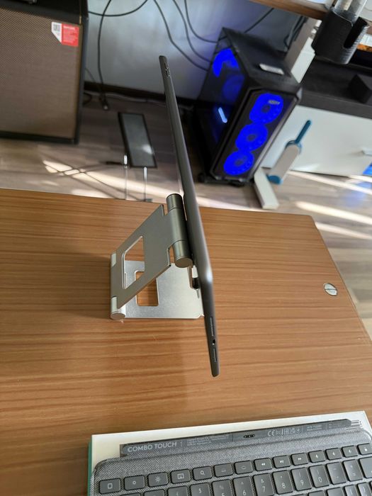 iPad 9th Gen 64GB + tastatură Logitech Combo Touch + accesorii