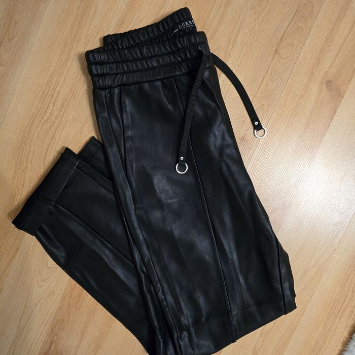 Кожен панталон Guess