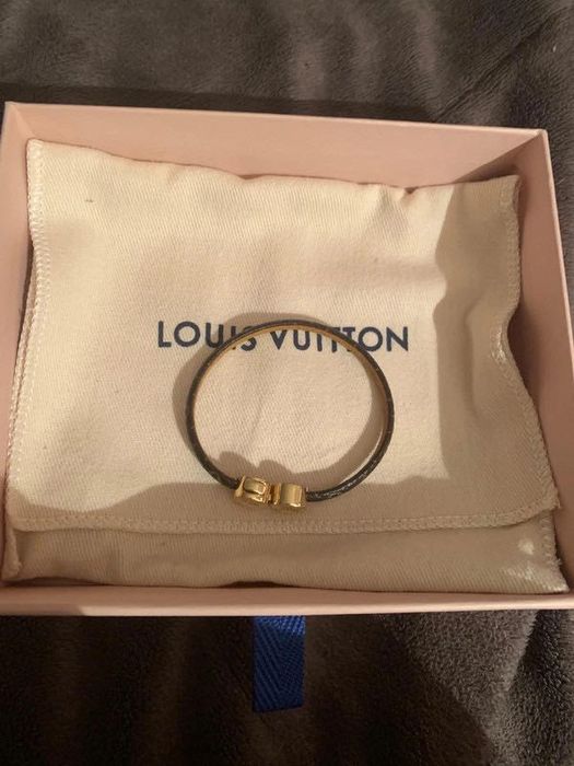 Bratara piele si aur de la Louis Vuitton