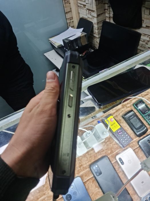 Ulefone armor 24 telefoni oğirligi 0.7kg cha keladi