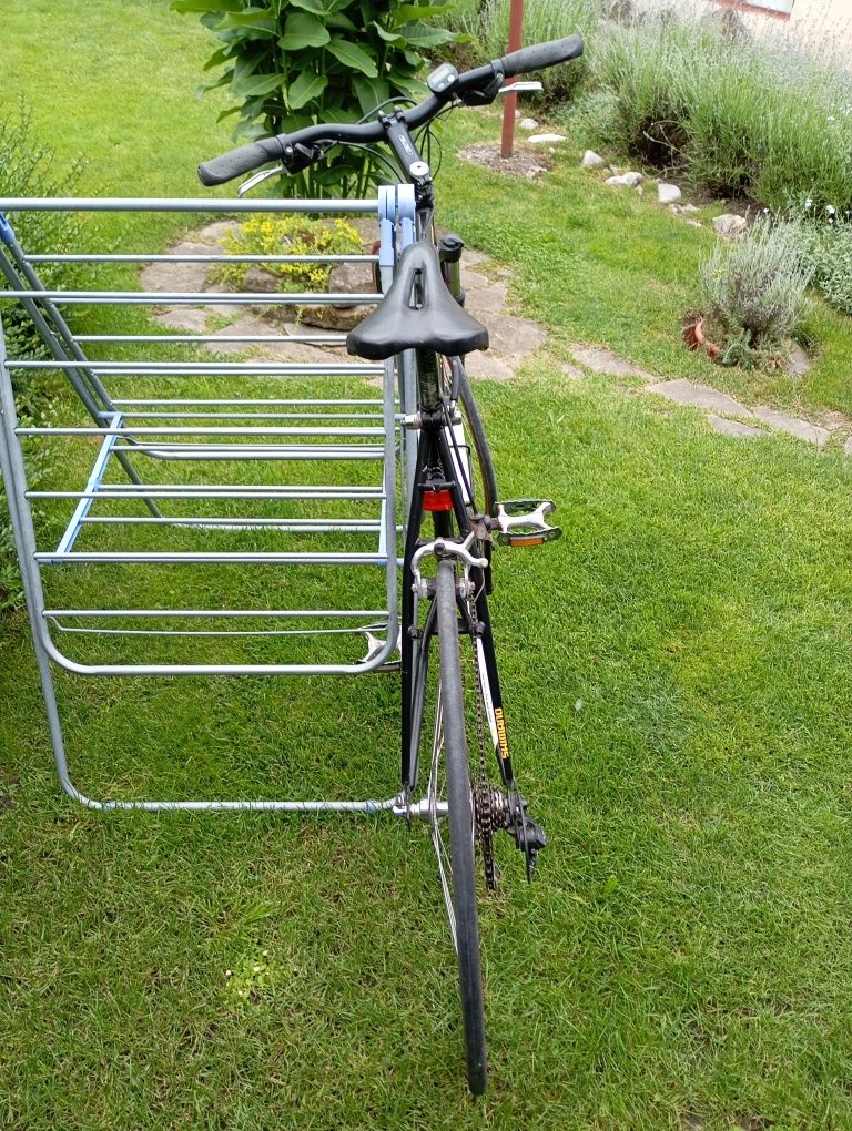 Bicicleta cursiera făcută din bucăți .Piesele au fost montate de mine.