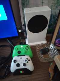Xbox series S 512 2 контролера и зарядна станция