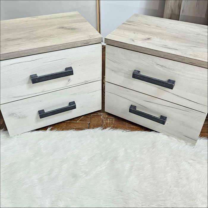 Dormitor: pat, saltea, 2 noptiere.