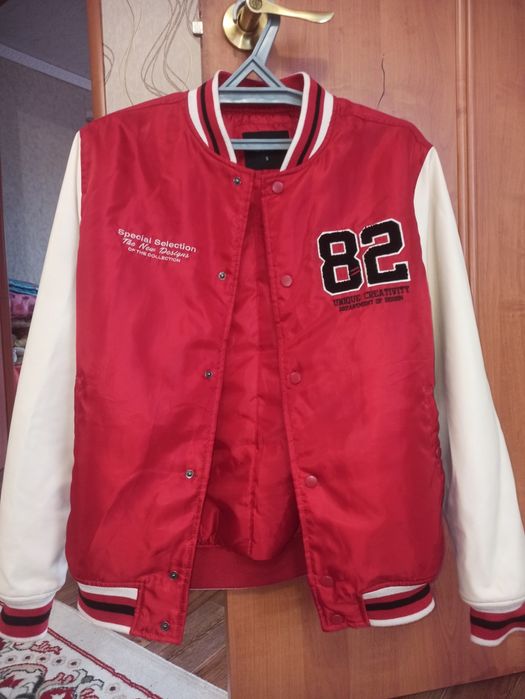 Куртка бомбер, джинсы на парня