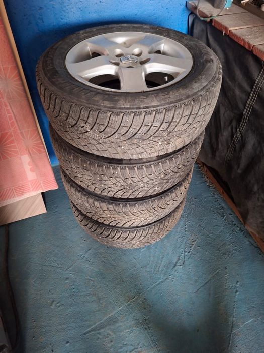 Продам зимний шипованный комплект резины с дисками