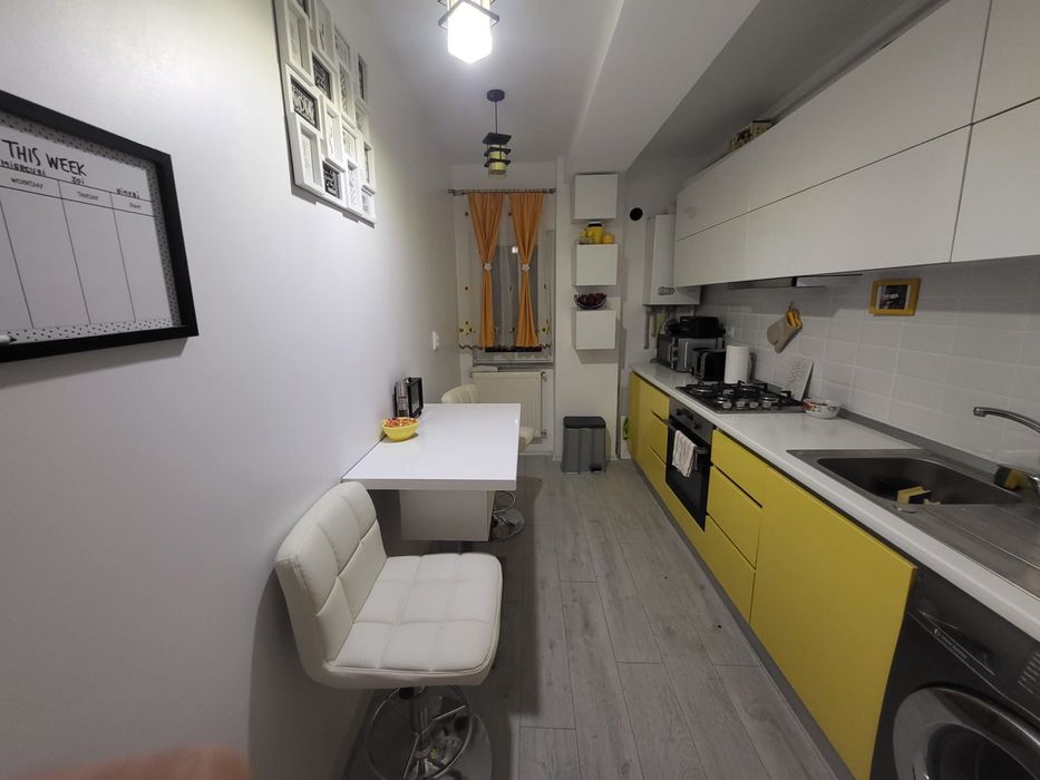 Vand apartament cu 2 camere si parcare privata