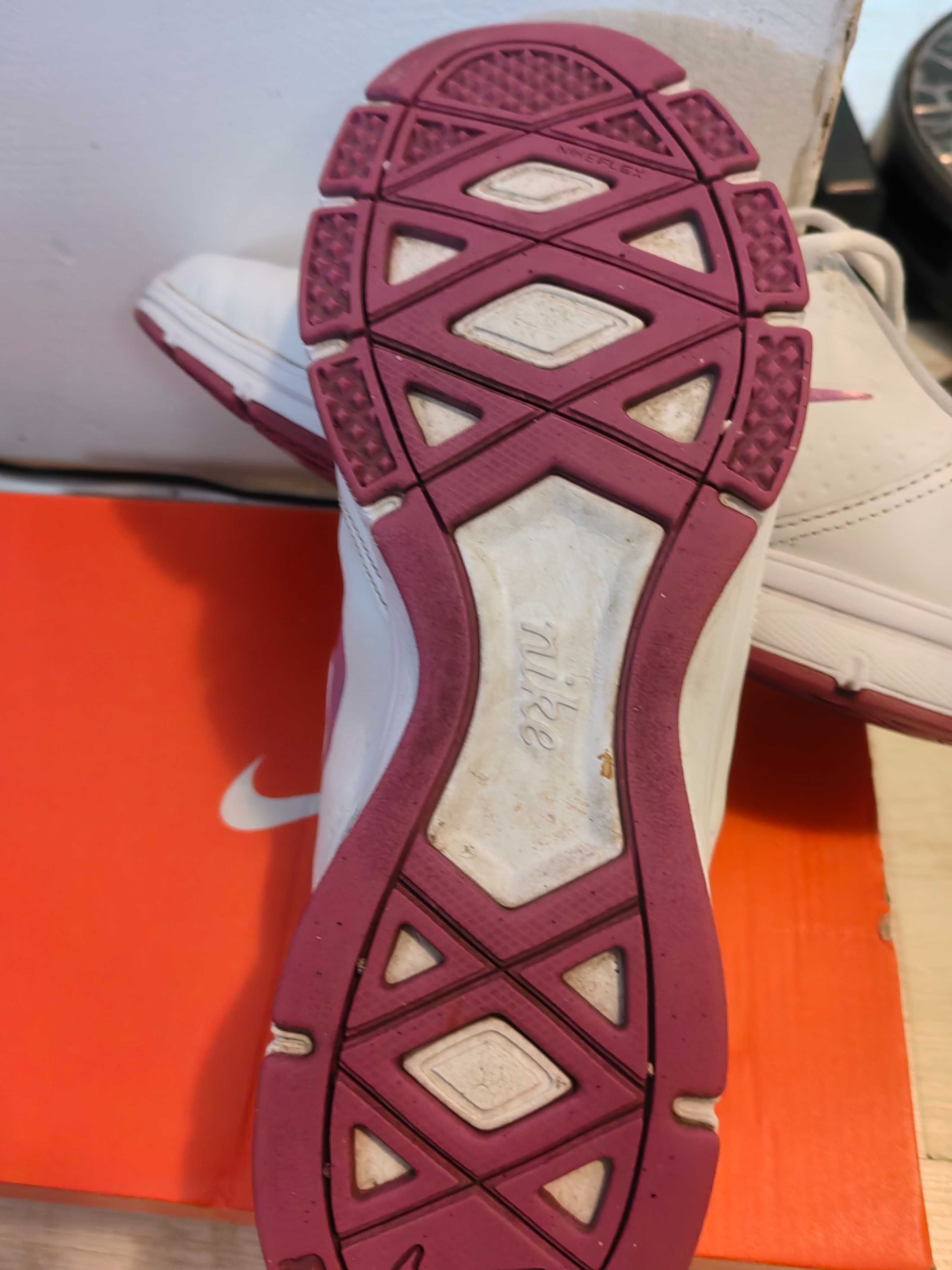 Дамски маратонки Nike