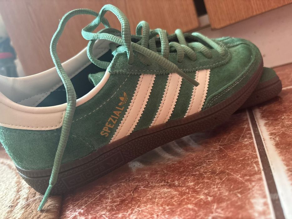 Adidasi noi fara eticheta