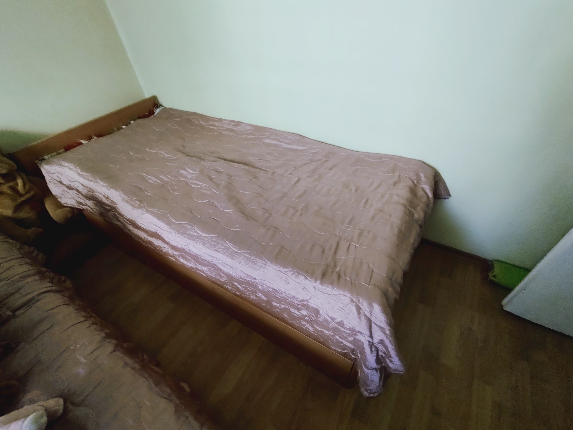 Продавам легло .