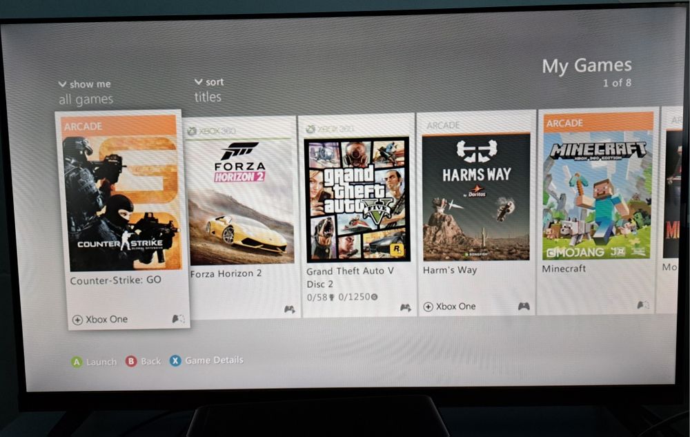 Xbox 360 E – комплект с 2 джойстика и 7 игри (дискове) + инсталирани