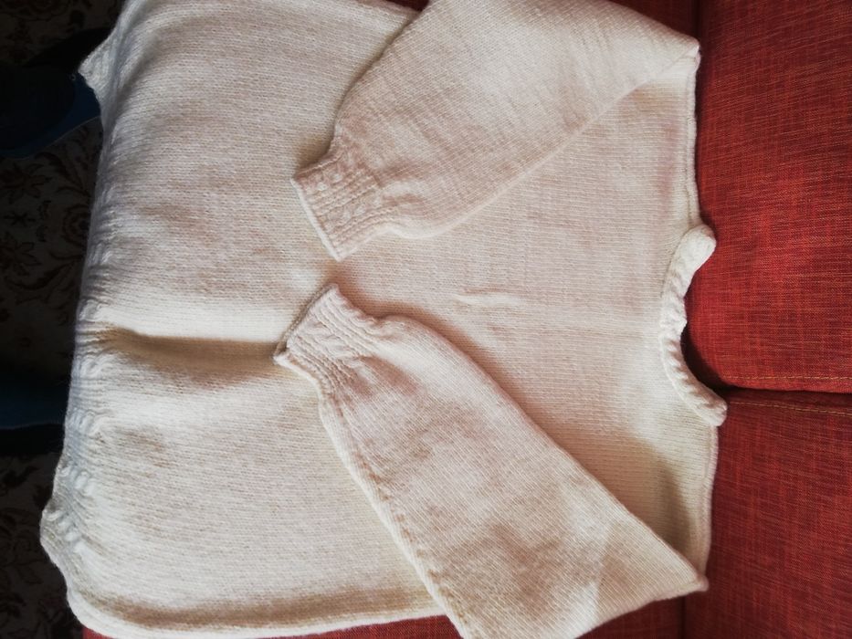 Ръчно плетен дамски пуловер