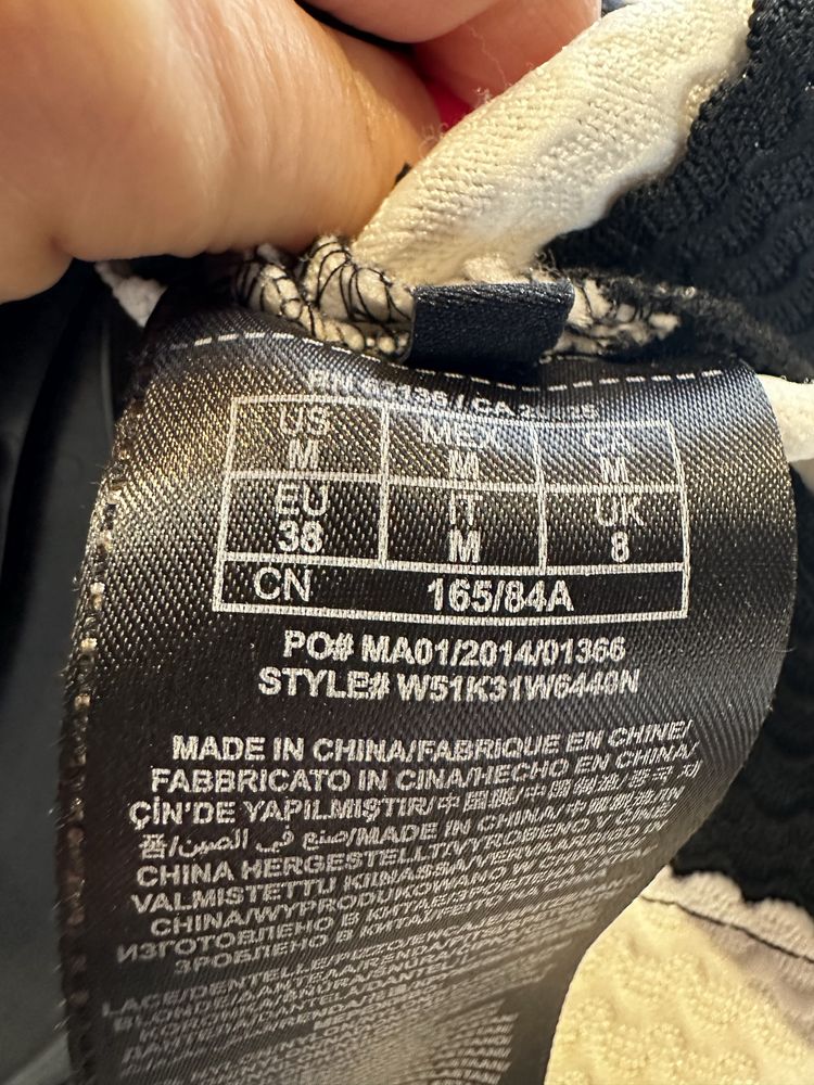 Продавам рокля на Guess