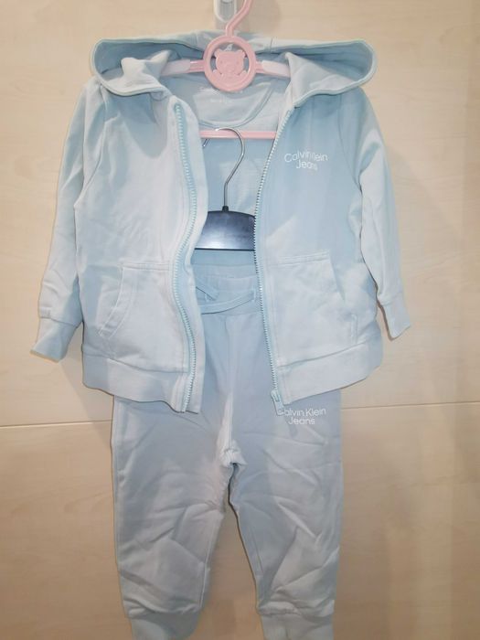 Compleu / trening Calvin Klein mărimea 9-12 luni