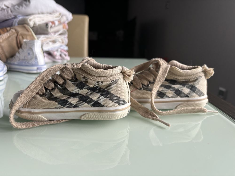 Бебешки маратонки  Adidas, ботуши Moon Boot, кецове Converse Frozen