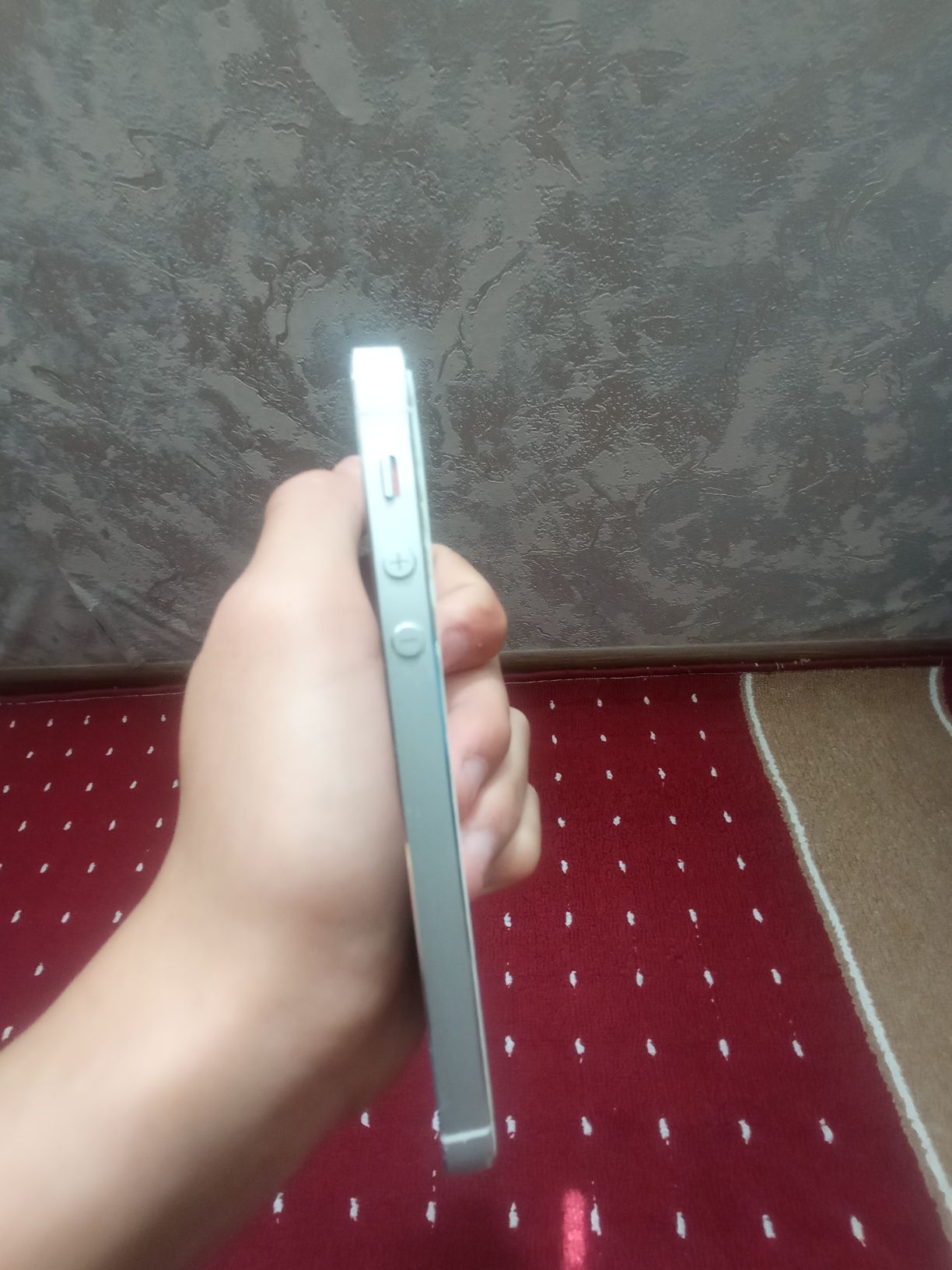 iPhone 5se sotiladi ekran yoʻq