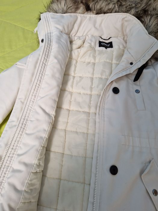 Бяло дамско яке тип парка