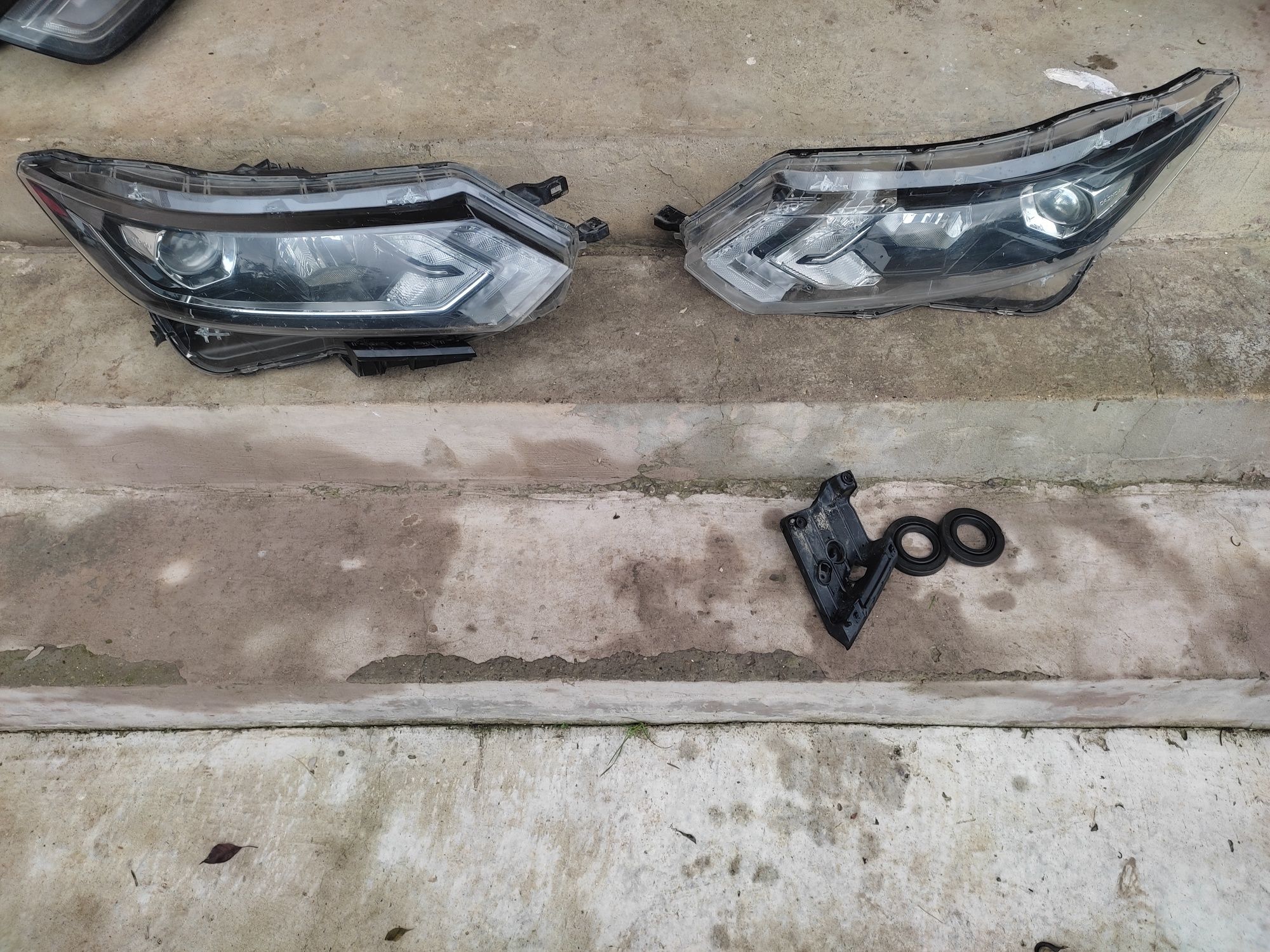 Sticle far Nissan Qashqai 2 facelift