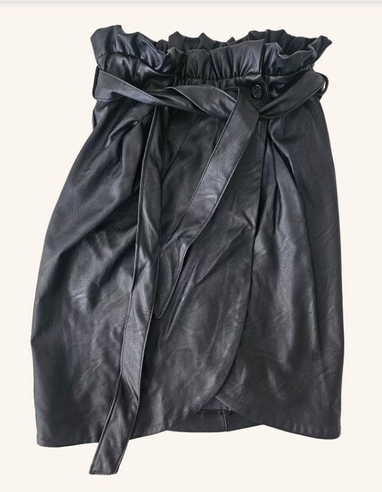 Черна кожена пола