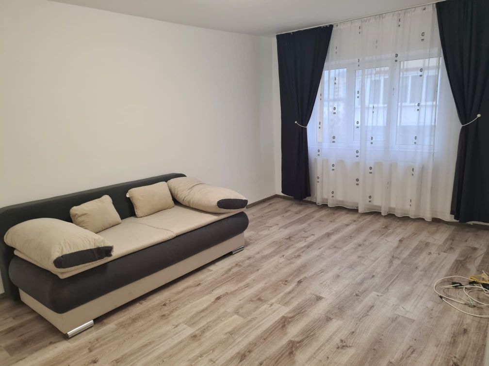 Vand apartament ultracentral cu 2 camere