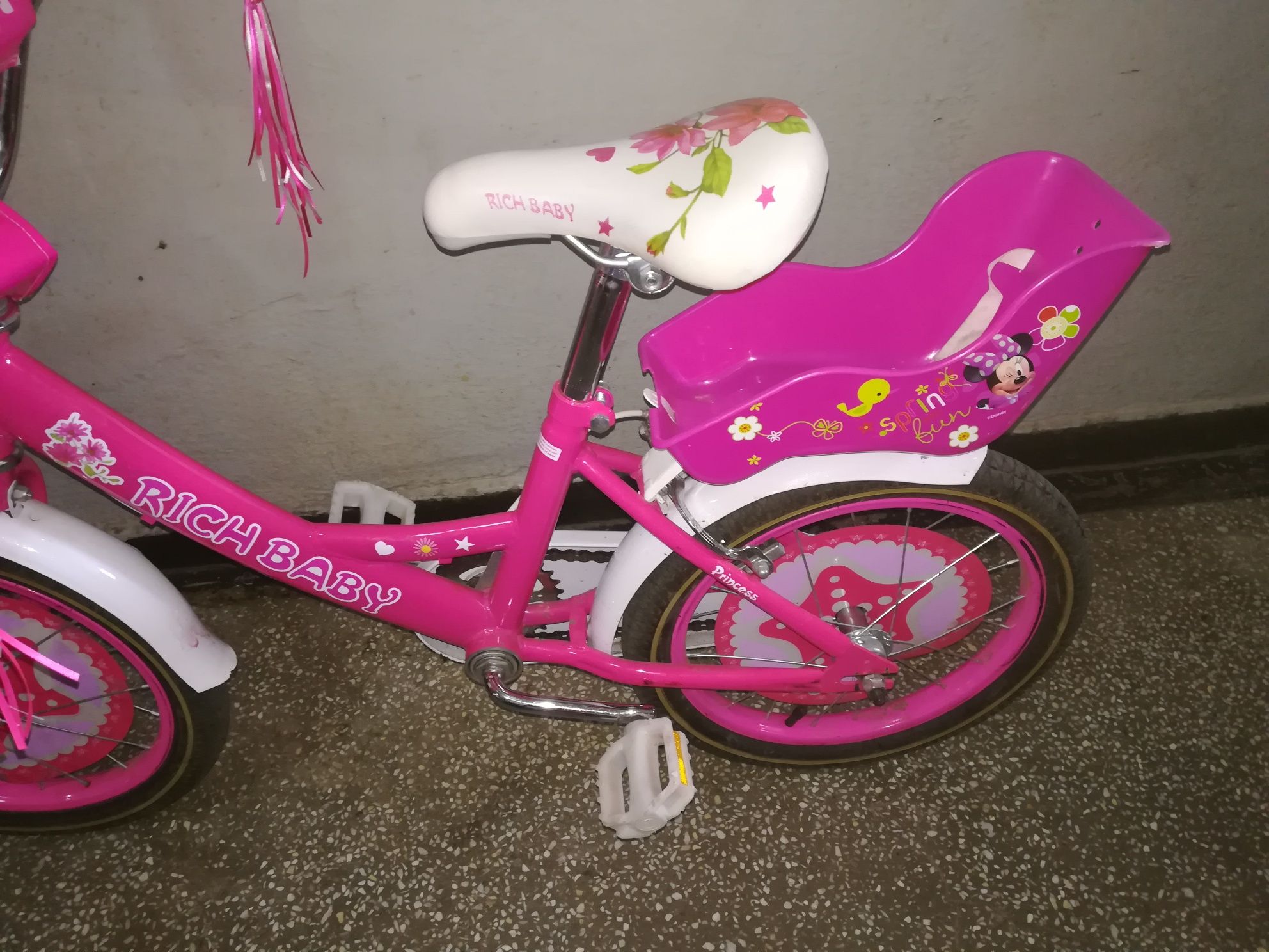 De vânzare bicicleta fetițe RICH BABY cos fata și spate de pus păpușă.