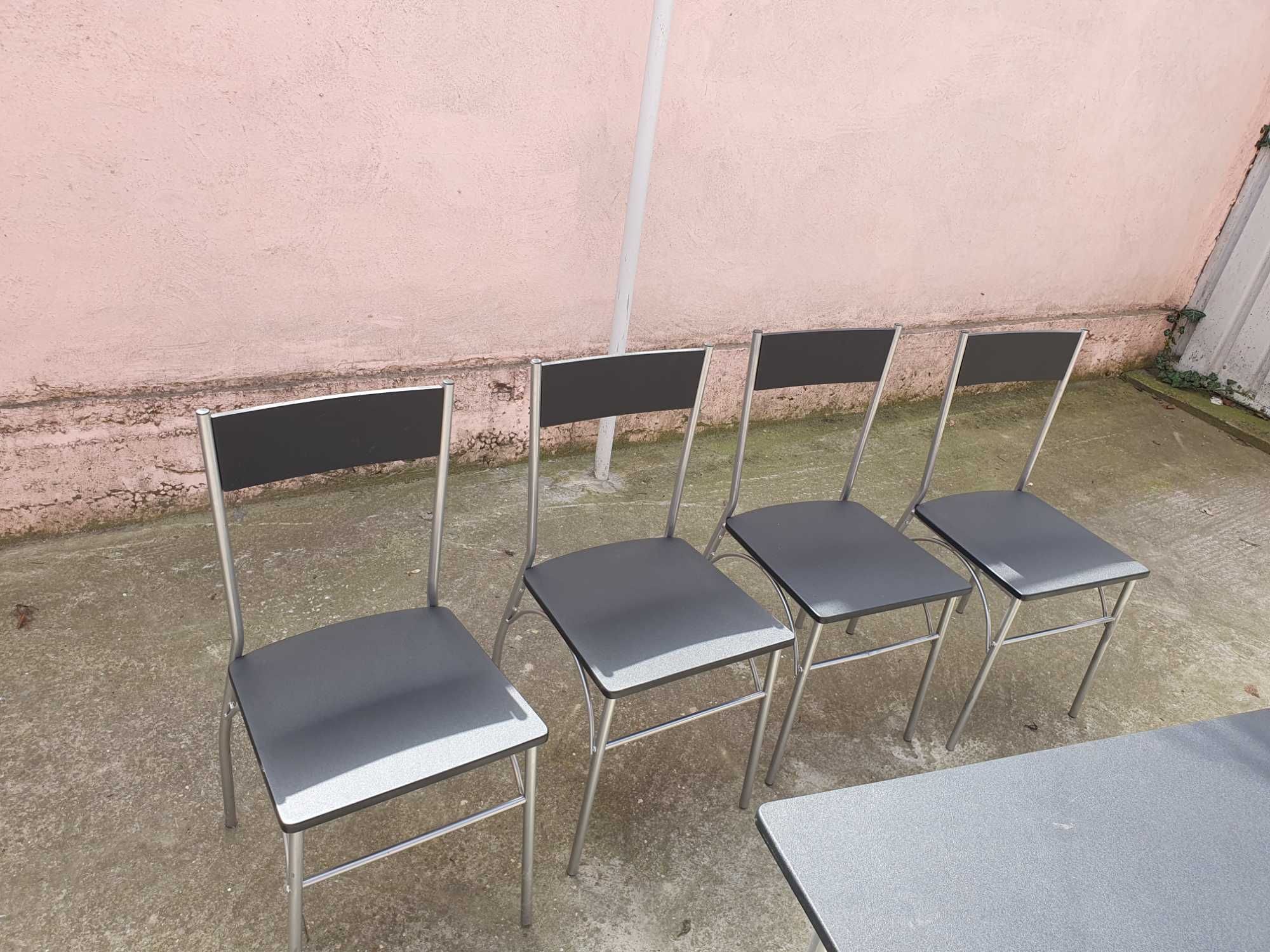 Masa cu 4 scaune