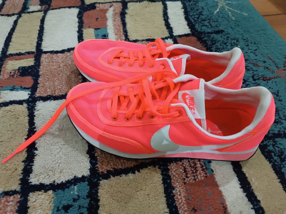 Продам женские кроссовки.