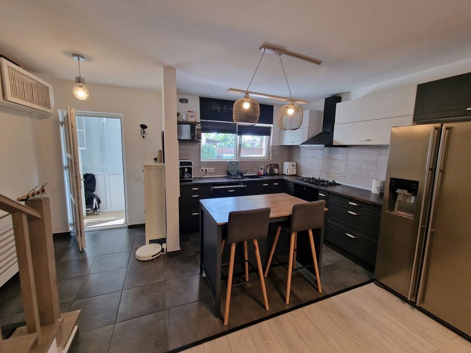 PROPRIETAR închiriez casa Tunari