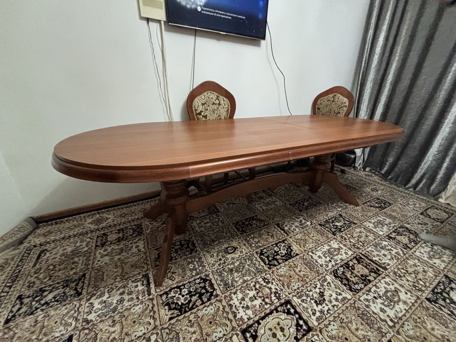 Роскошный обеденный стол