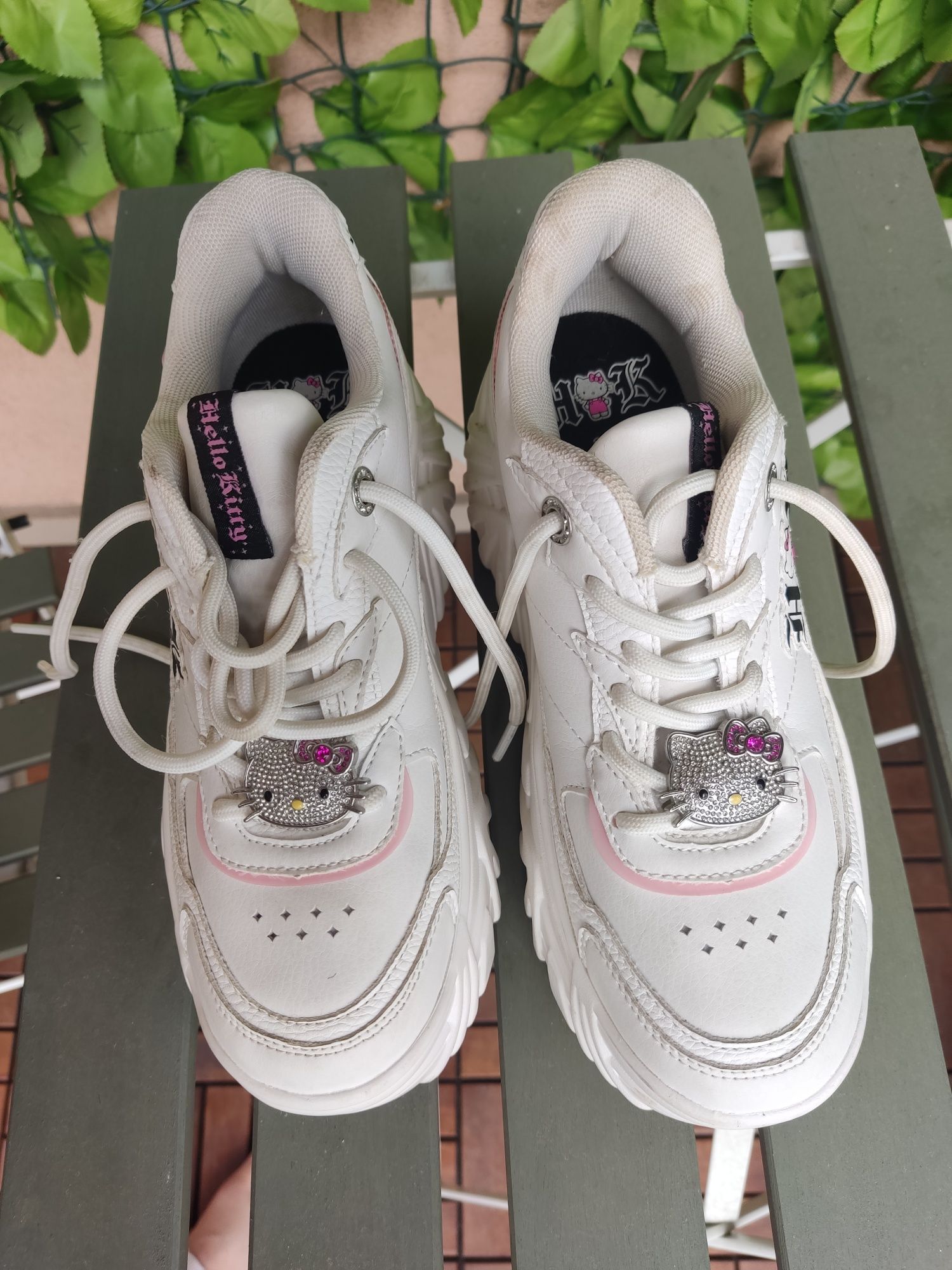 Adidadsi Bershka marimea 37 Hello Kitty