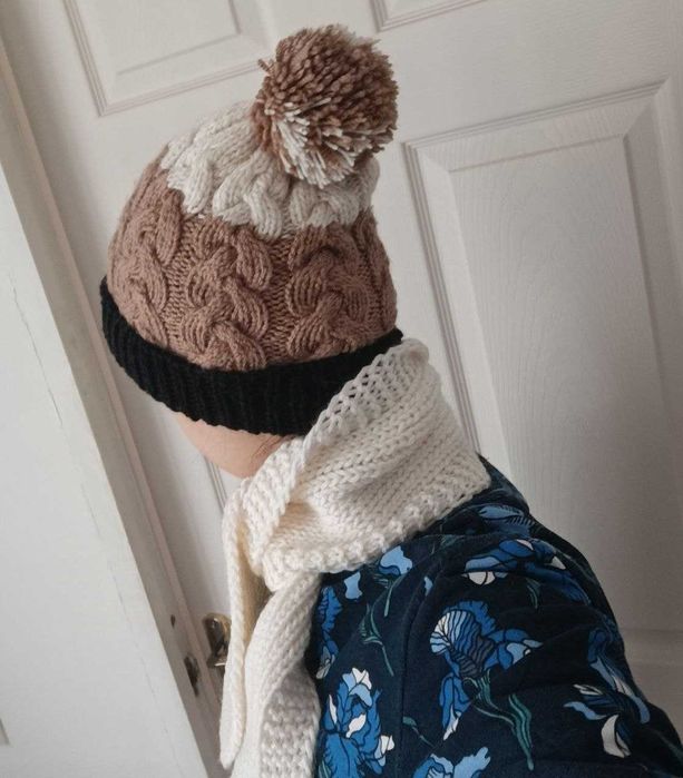 Вязаный комплект шапочка и шарф