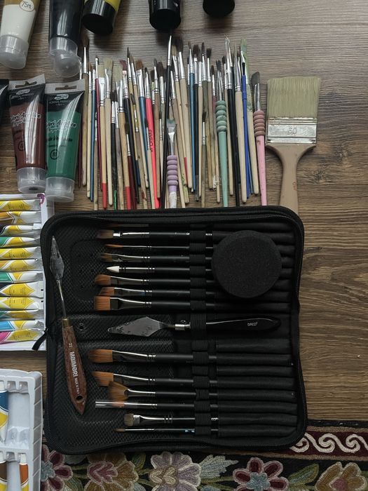 Acrilice, pensule, ustensile pictura