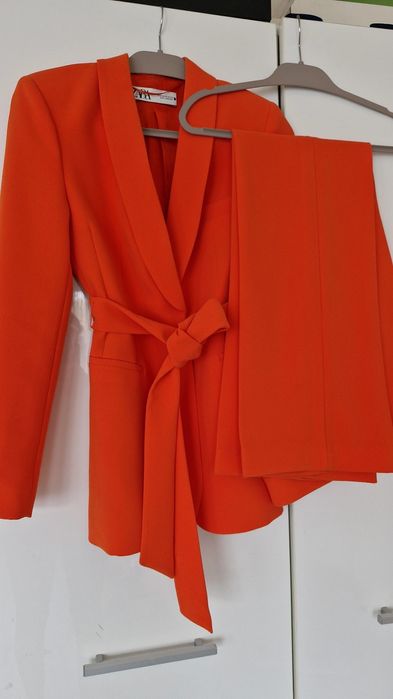 Costum sacou și pantalon Zara portocaliu.