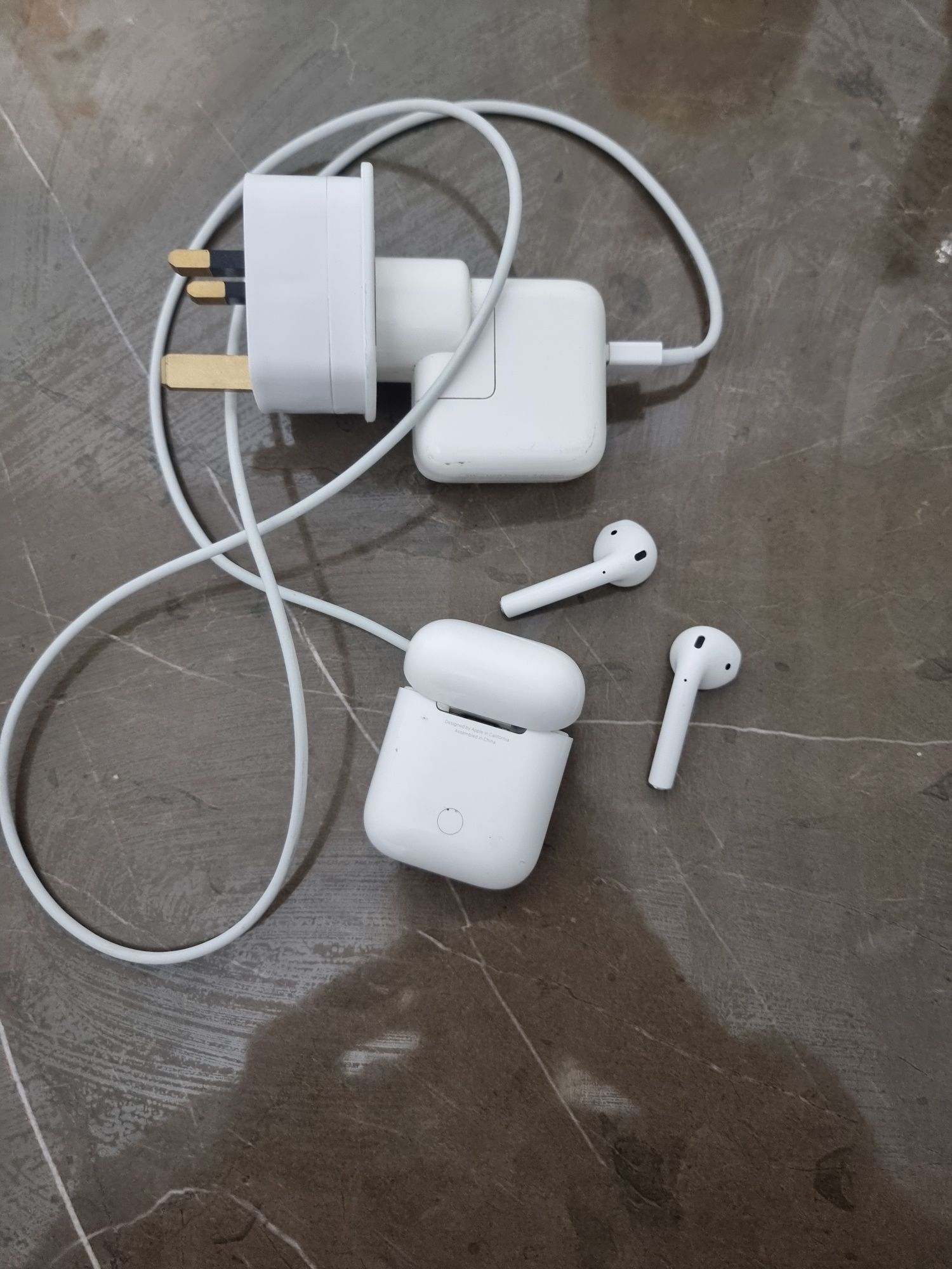 Apple airpods second generation cu încărcător
