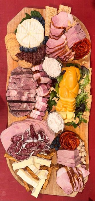 Vand: Platouri festive, sarmale crude sau preparate si cozonaci