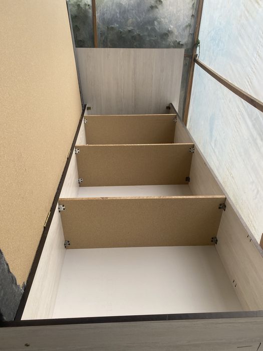 1 kishilik devan (spalni) ham shkaf ham sandiq