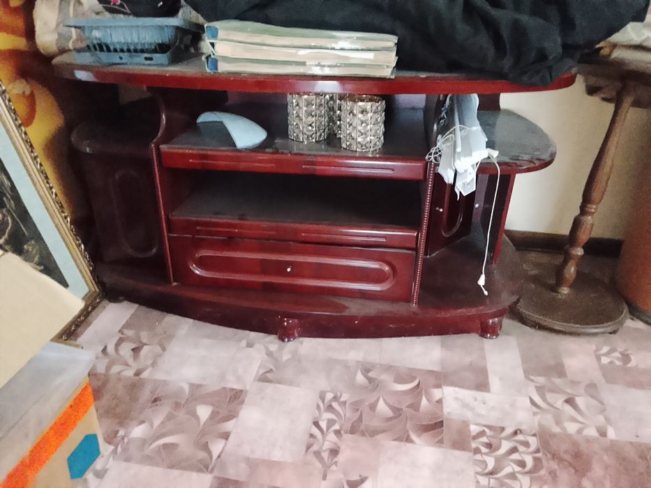 Тумба под телевизор. Дерево. Б/у