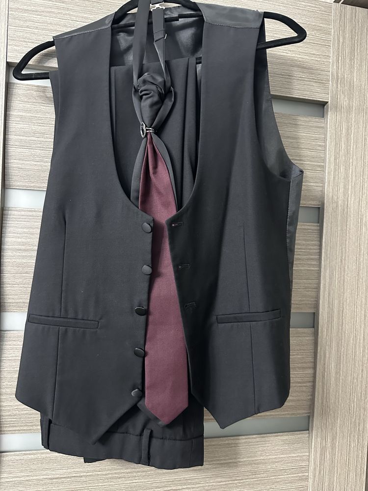 Costum barbat burgundi, marimea 48