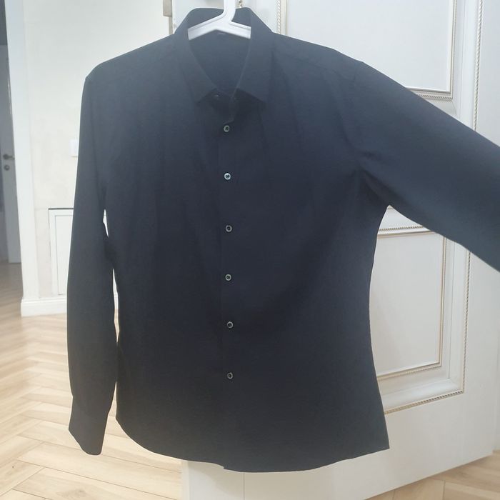 Стильная приталенная рубашка - чёрная классика