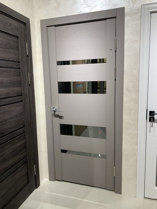 Vitrina eshiklar sotiladi