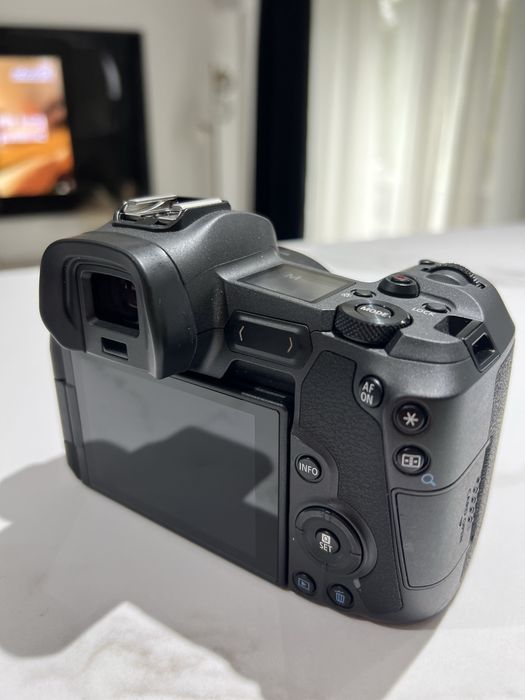 Canon Eos R + adaptor RF to EF sub 1000 cadre ca nou