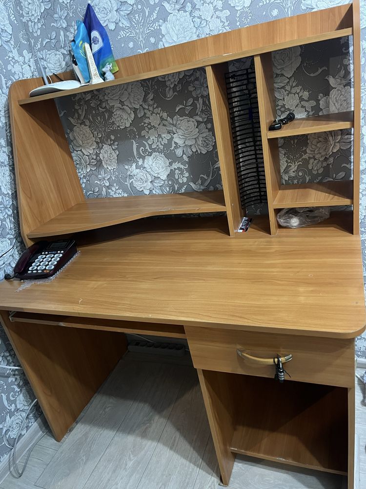 Продам стол компьютерный