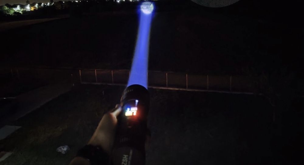 LANTERNA TURBO LASER cu iluminare pe distanta de 1800 m si autonomie m