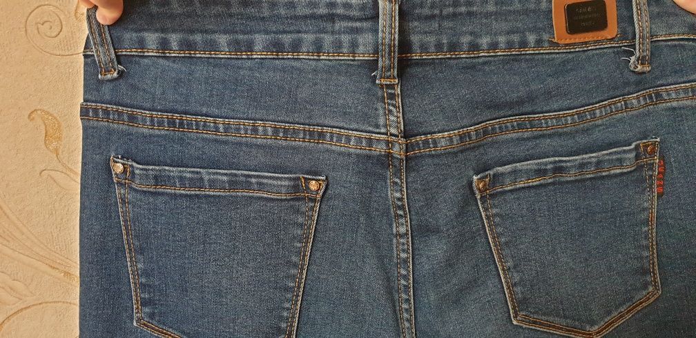 Продам женские джинсы прямые