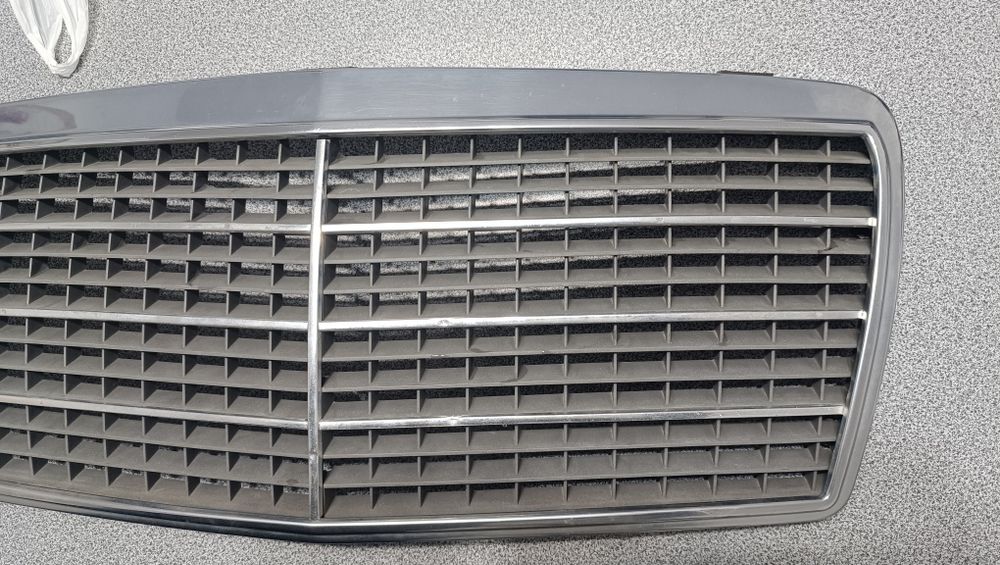 Оригинална решетка радиатор w124 фейс